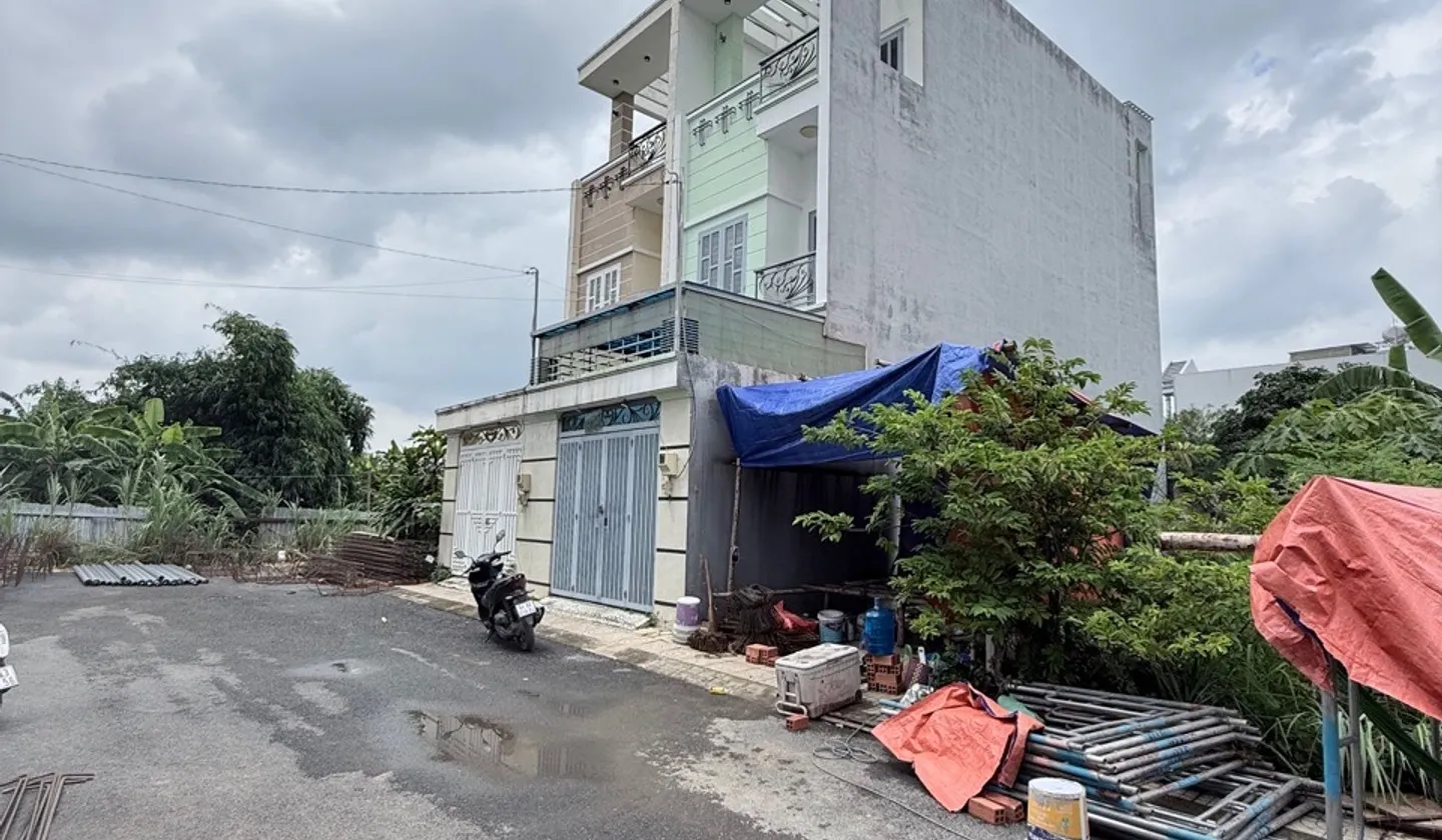 Bán nhà 3 tầng 4 phòng ngủ khu Trường Lưu giá 5,4 tỷ... Bán nhà riêng tại Long Trường, Hồ Chí Minh 01