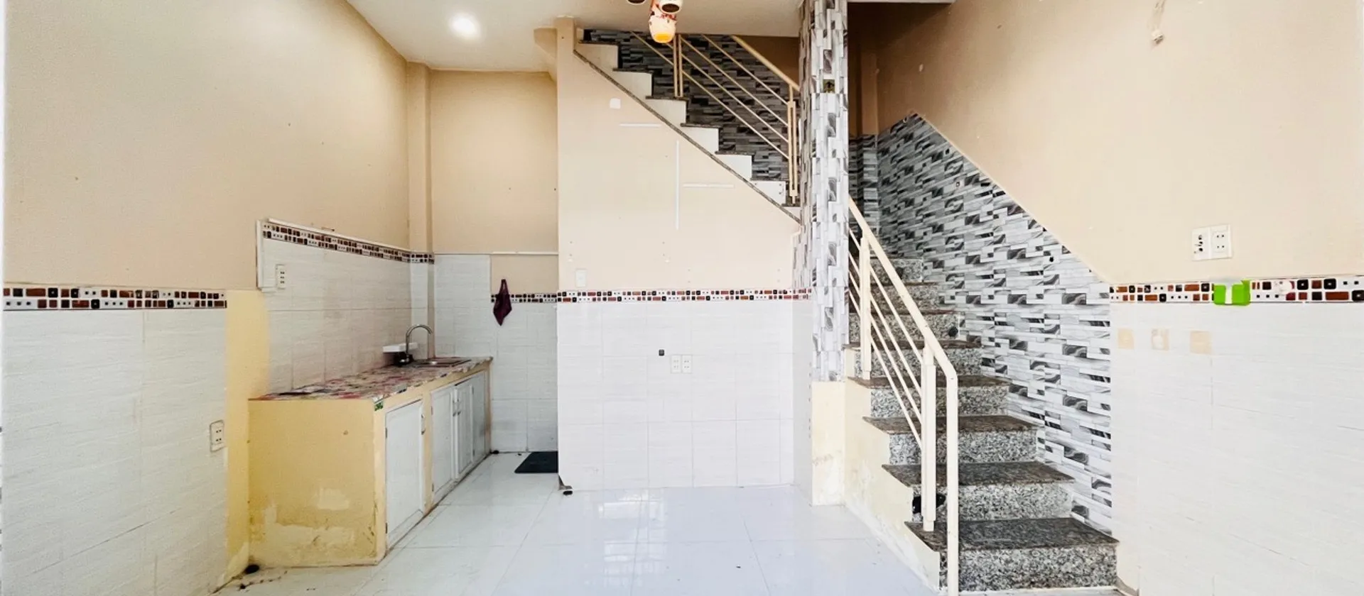 Nhà 3 Lầu Bùi Văn Ba giá 3 .35 tỷ... Bán nhà riêng tại Tân Thuận, Hồ Chí Minh 01