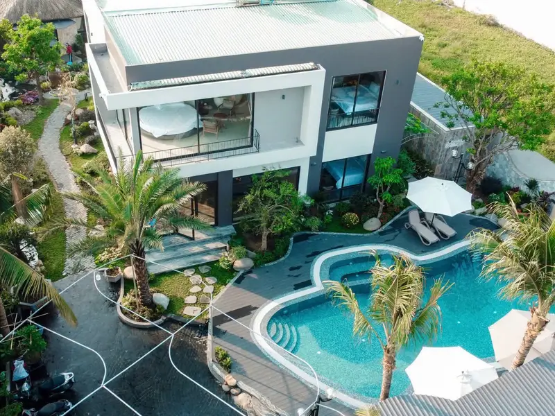 VILLA NGHỈ DƯỠNG GIỮA LÒNG SÀI GÒN - hơn 700m2 - HỒ BƠI & SÂN VƯỜN - TRUNG TÂM THỦ ĐỨC... Bán nhà mặt phố tại Thủ Đức, Hồ Chí Minh 01