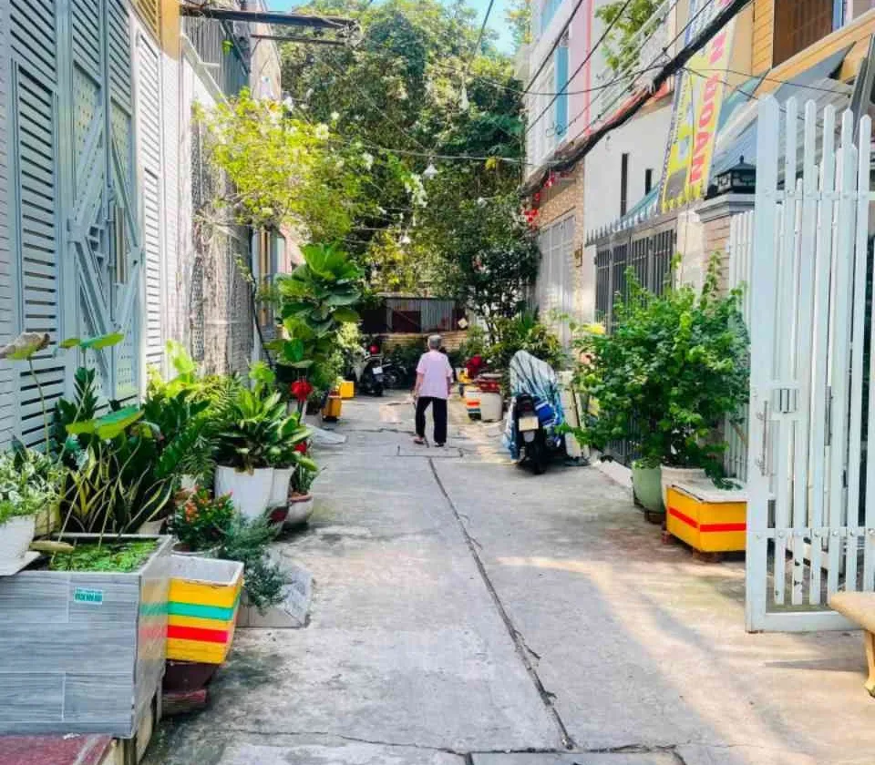 Cơ hội sở hữu nhà 5 phòng ngủ tại phường Bình Đông với thiết kế hiện đại... Bán nhà riêng tại Bình Đông, Hồ Chí Minh 01