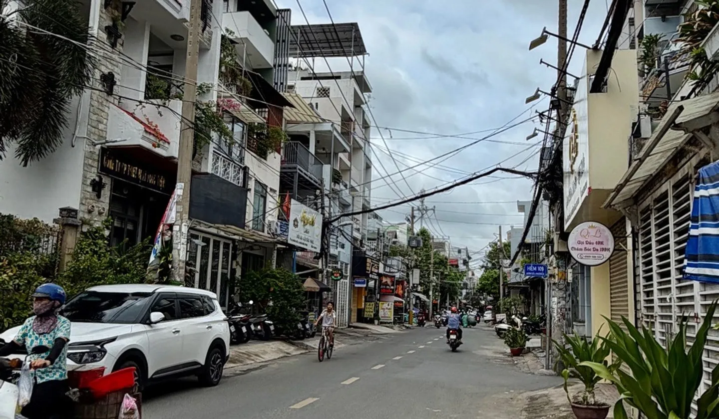 Nhà 2 tầng nở hậu, cách mặt tiền đường chỉ 1 căn - Giá cực hấp dẫn... Bán nhà riêng tại An Hội Đông, Hồ Chí Minh 01