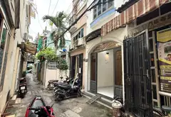 Nằm trong hẻm một sẹc rộng, cách mặt tiền đường lớn chỉ hơn 100m, căn nhà sở hữu vị trí cực kỳ thuậ... Bán nhà riêng tại Chợ Quán, Hồ Chí Minh 02