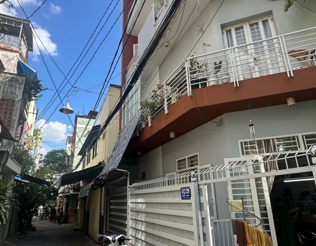 Nhà lô góc rộng mặt tiền Quận 10 - Tiện xây mới, đầu tư sinh lời... Bán nhà riêng tại Diên Hồng, Hồ Chí Minh 01
