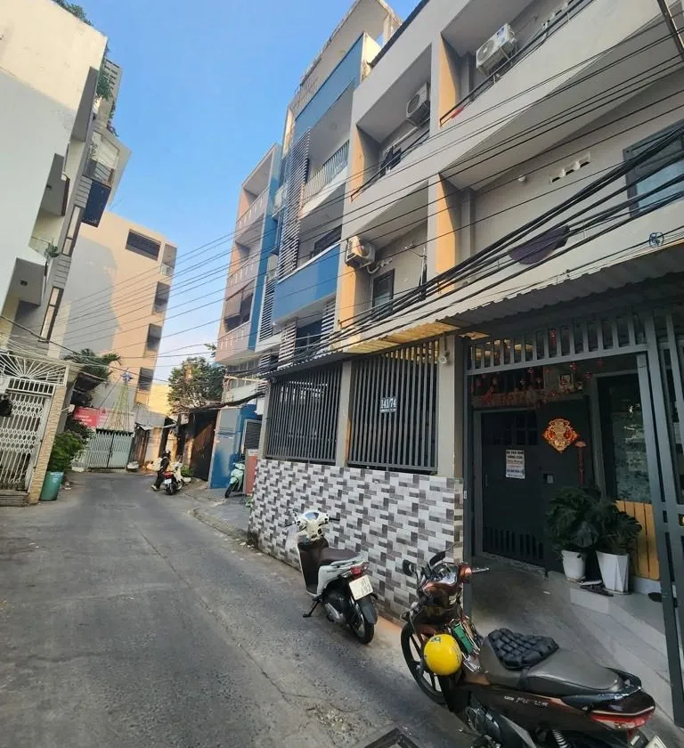Bán nhà riêng 3 tầng: 8,4 x 16,7 métgồm 16 phòng, Oto đỗ Cửa tại trung tâm quận 8. Giá 14.9 tỷ... Bán nhà riêng tại Chánh Hưng, Hồ Chí Minh 01