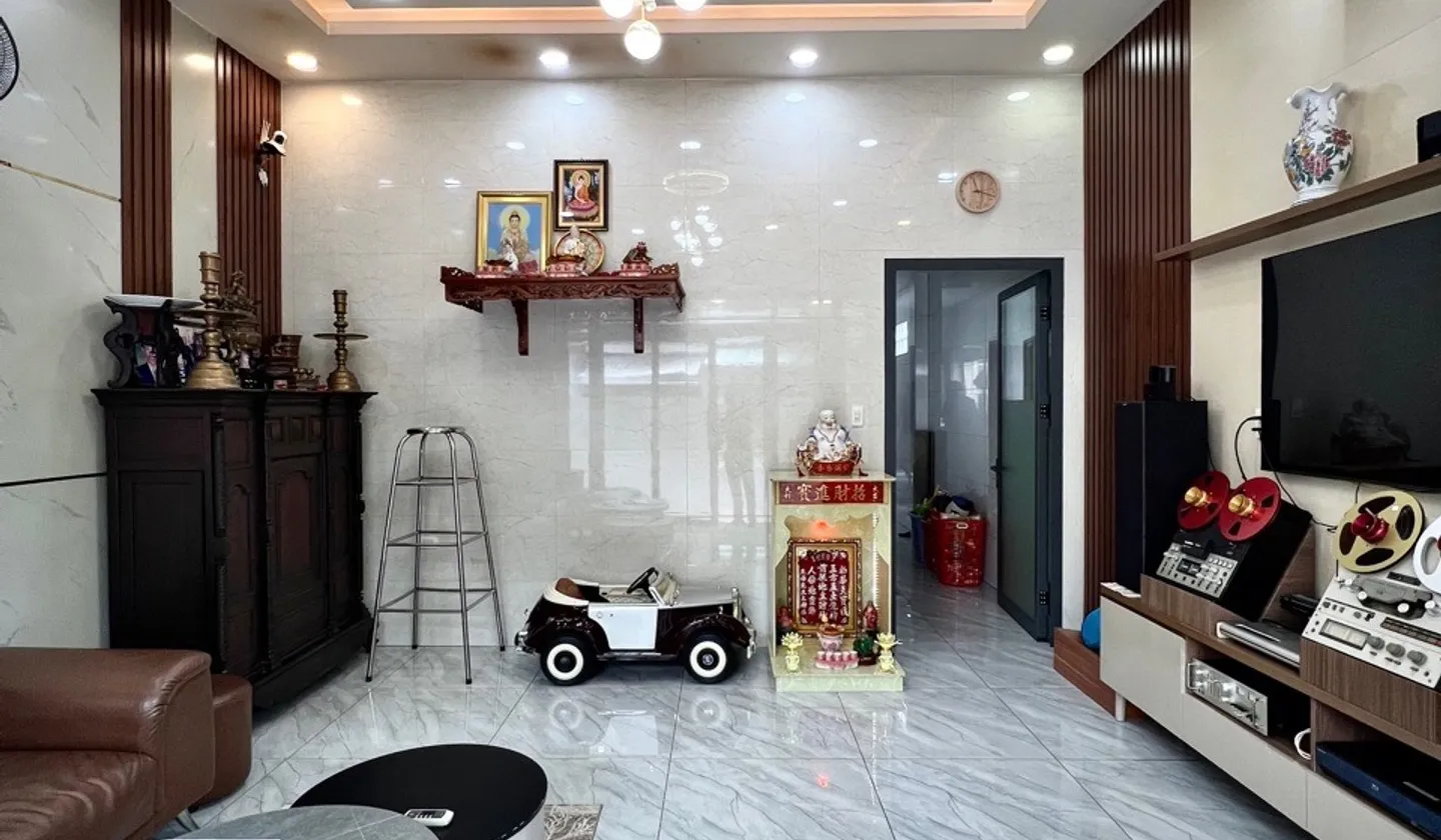 - Mặt tiền đường 12m ,vỉa hè 3m, xe cộ đi lại đông đúc sầm uất ,gần Đầm Sen, tiện đi chuyển về các... Bán nhà mặt phố tại Phú Thạnh, Hồ Chí Minh 01