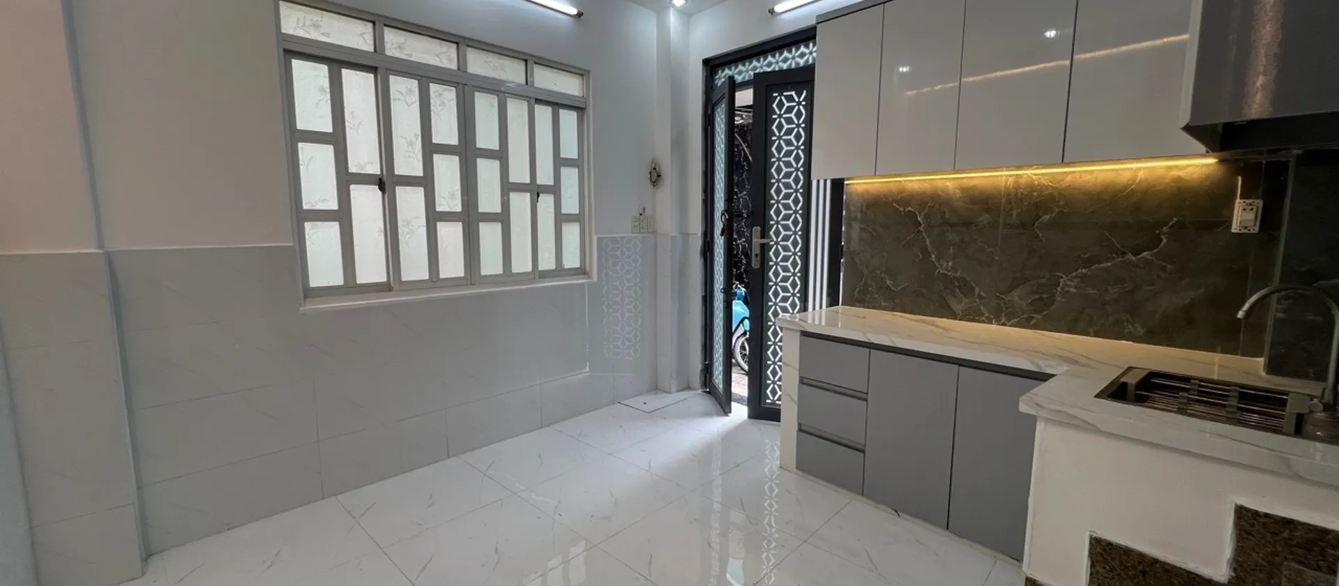 🆘 S.i.êu ph.ẩm Ba Đình Q.8 – Căn góc 3 tầng – DTSD 54m² – Hẻm thông – Cách hẻm xe hơi chỉ 2 căn... Bán nhà riêng tại Chánh Hưng, Hồ Chí Minh 01