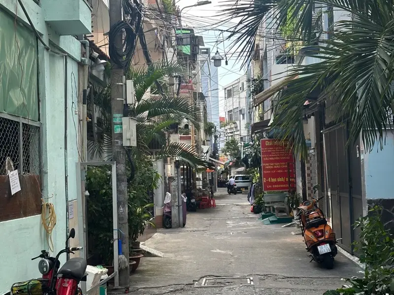 LÔ GÓC SÁT MẶT TIỀN - BÁN NHÀ CŨ – TIỆN XÂY MỚI | MẶT NGANG KHỦNG QUẬN 10 -- XE HƠI TỚI NHÀ... Bán nhà riêng tại Diên Hồng, Hồ Chí Minh 01