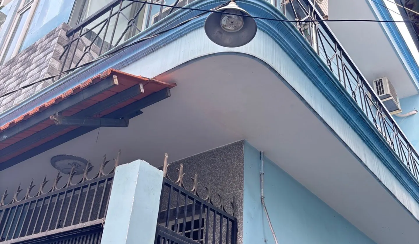 Nhà lô góc 2 tầng thoáng mát, hẻm thông các ngã, giá tốt... Bán nhà riêng tại Nhiêu Lộc, Hồ Chí Minh 01