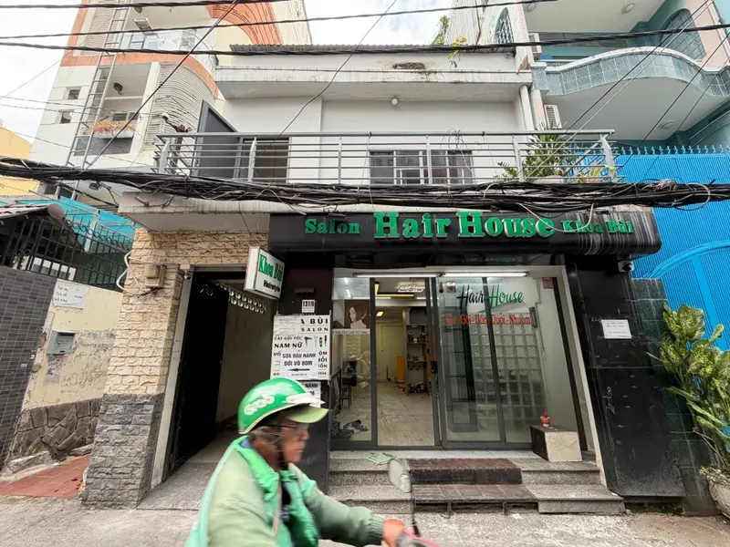 + Vị Trí Hẻm Xe Tải Chạy - Cách Tô Hiến Thành 10 bước chân
+ Hiện trạng nhà cũ trống chủ đang xin... Bán nhà riêng tại Hòa Hưng, Hồ Chí Minh 01