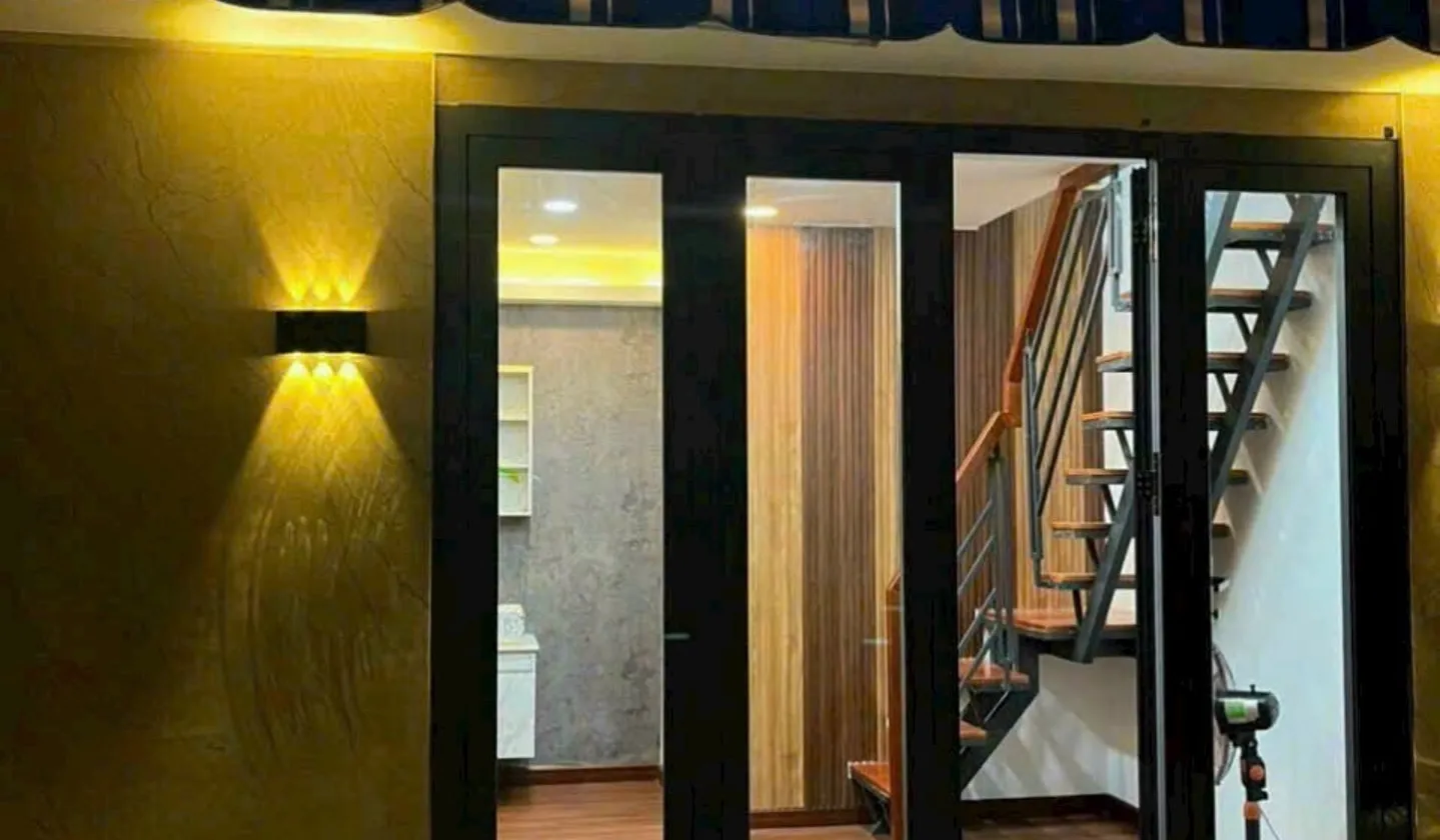 Nhà lô góc Tân Thuận giá sốc, gần trung tâm Quận 4... Bán nhà riêng tại Tân Thuận, Hồ Chí Minh 01