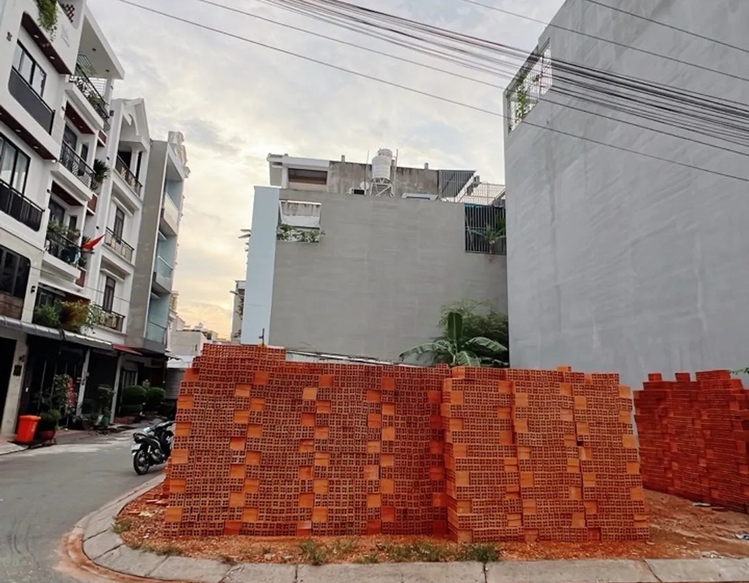 BÁN GẤP LÔ GÓC 2MT 5 X 12 - KDC ĐỒNG BỘ - ĐƯỜNG 7M - GẦN AEON MAIL TÂN PHÚ- CHỈ 5.4 T... Bán đất tại Bình Hưng Hòa, Hồ Chí Minh 01