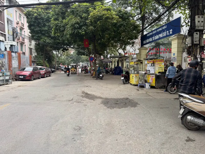 VỊ TRÍ TẠO LÊN GIÁ TRỊ - MẶT PHỐ LÔ GÓC 2 MẶT TIỀN - MẶT TIỀN TO NGANG SÂN BÓNG ĐÁ (CẦN BÁN)... Bán nhà mặt phố tại Cầu Giấy, Hà Nội 01
