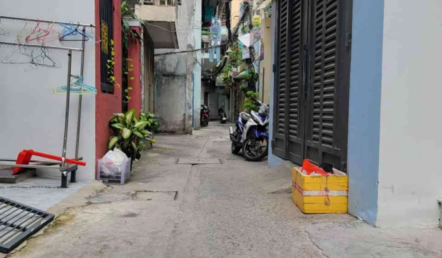 Nhà 3 tầng: 4p ngủ, 5WC  Nhà hoàn công đủ  Chiều ngang lý tưởng 5,05m  Nhà khóa chìa... Bán nhà riêng tại Chợ Quán, Hồ Chí Minh 01
