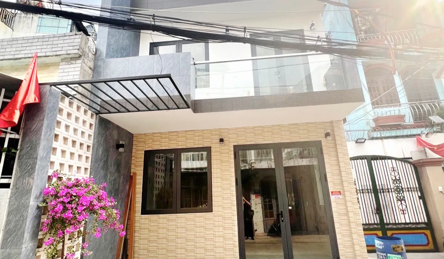 🔥 CHỦ NHIỆT BÁN🔥
 💰GIÁ MỚI CHỈ HƠN 4TỶ(TL).
🏡NHÀ 3 TẦNG_ 5.2M x 13M_MỚI ĐẸP Ở NGAY_HẺM XE HƠI S... Bán nhà riêng tại Trung Mỹ Tây, Hồ Chí Minh 01