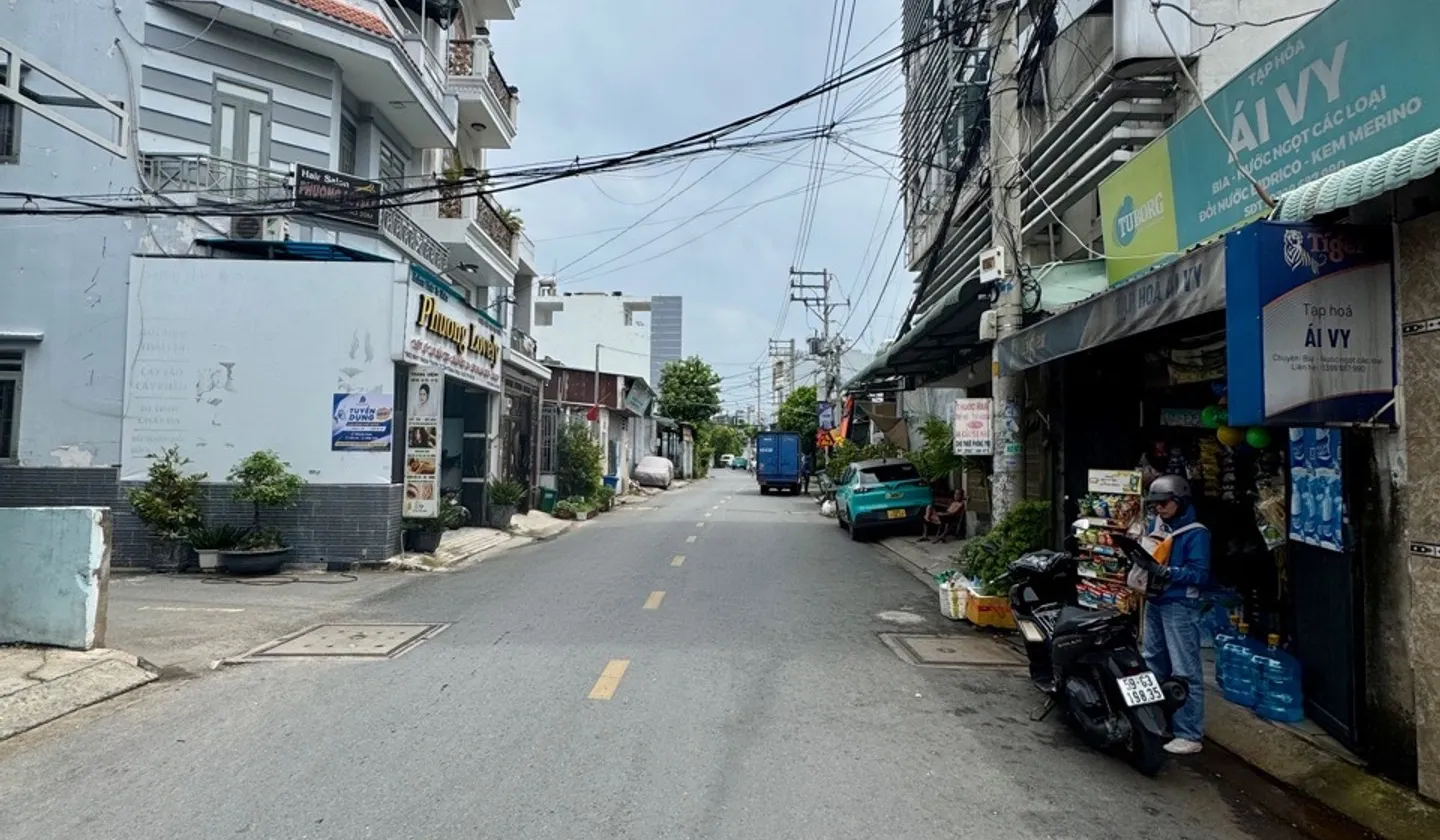 Hẻm như mặt tiền, rộng 12M có lề, kinh doanh buôn bán, làm văn phòng cty, dân trí... Bán nhà riêng tại Trung Mỹ Tây, Hồ Chí Minh 01