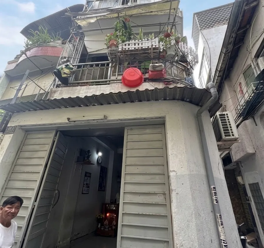 Nhà lô góc 2 mặt hẻm, 56m2, 8pn, đang cho thuê, dòng tiền sẵn có. Pháp lý chuẩn, hoàn công đủ... Bán nhà riêng tại Bình Hưng Hòa, Hồ Chí Minh 01