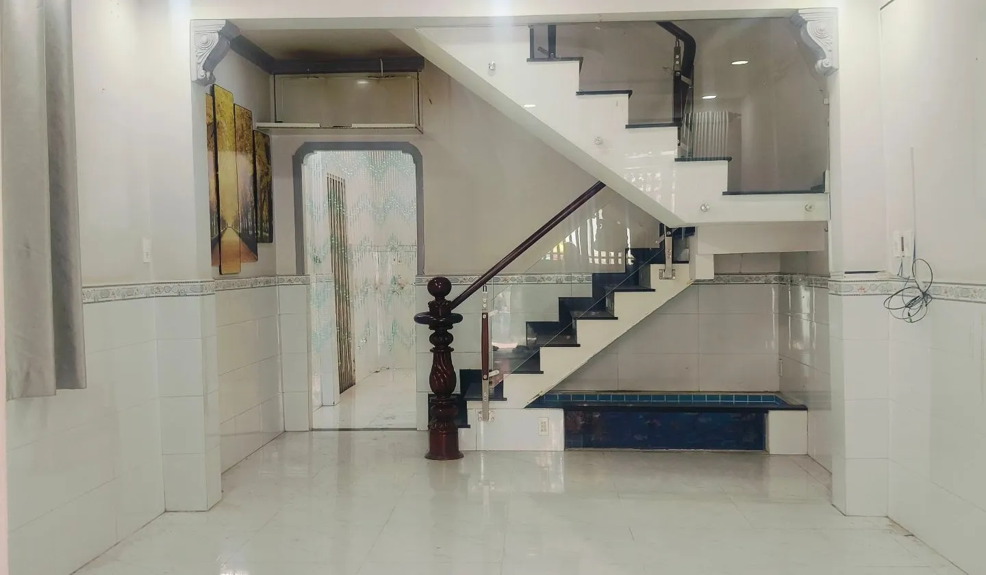 Cơ hội sở hữu nhà lô góc 2 tầng sát hẻm xe hơi Dương Bá Trạc giá tốt... Bán nhà riêng tại Chánh Hưng, Hồ Chí Minh 01