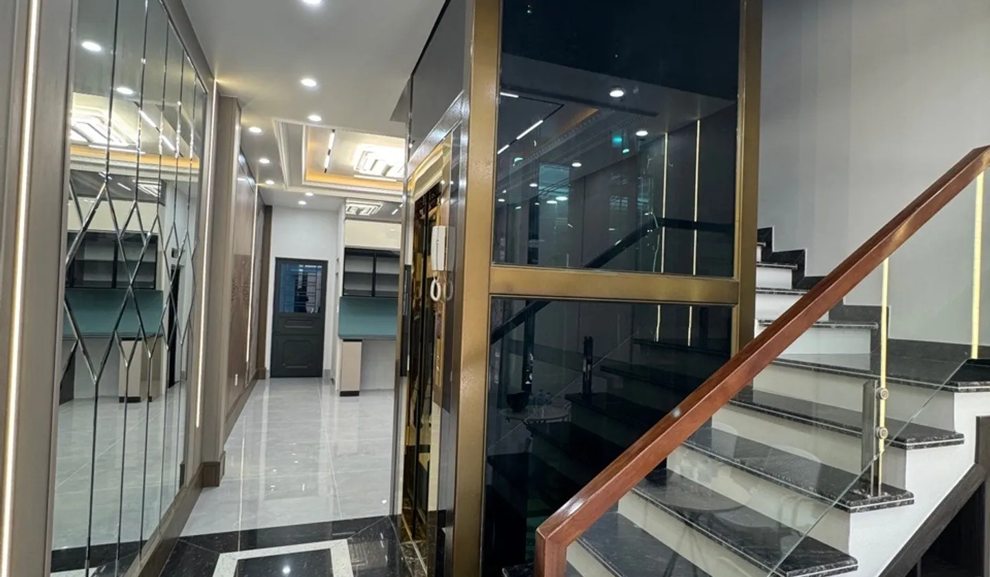 Nhà 5 tầng có thang máy giữa trung tâm đắt giá của Ngô Gia Tự... Bán nhà mặt phố tại Hải An, Hải Phòng 01