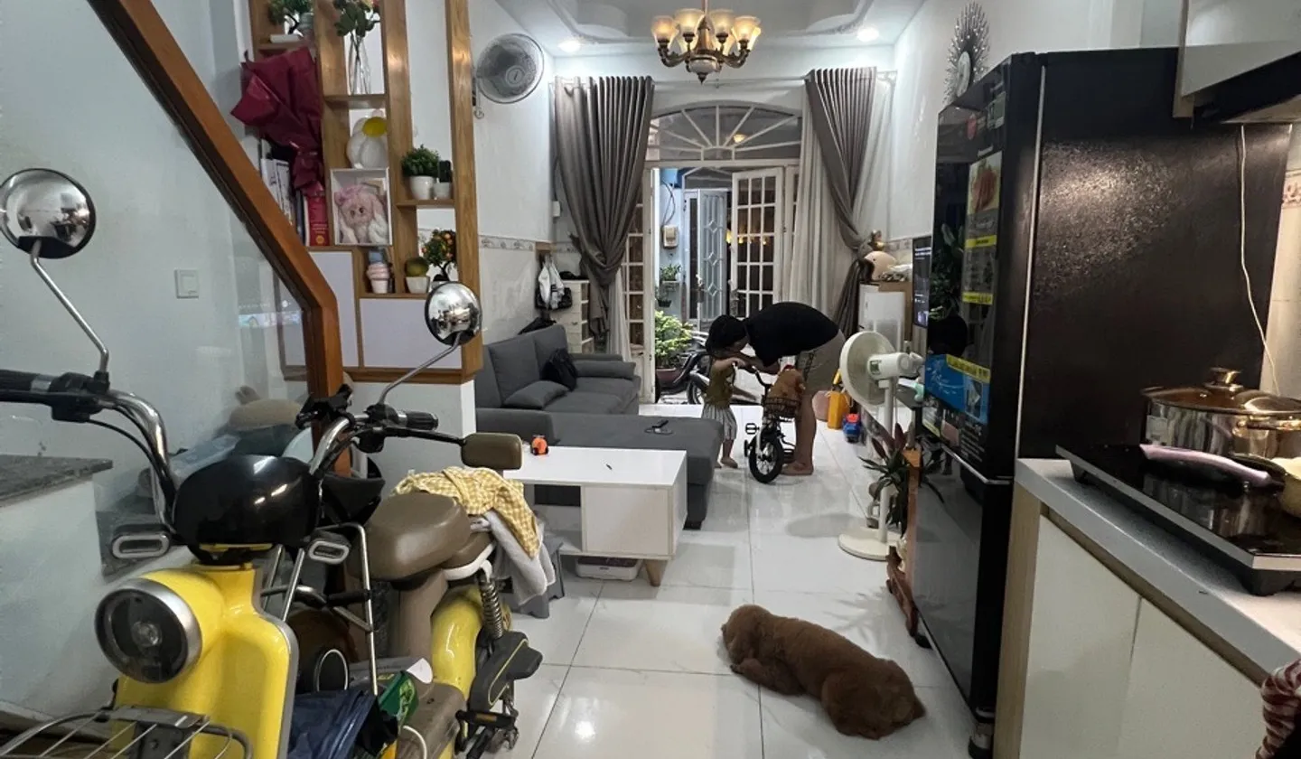 Nhà 2 phòng ngủ có ban công, hẻm xe ba gác quận Tân Bình... Bán nhà riêng tại Tân Sơn, Hồ Chí Minh 01