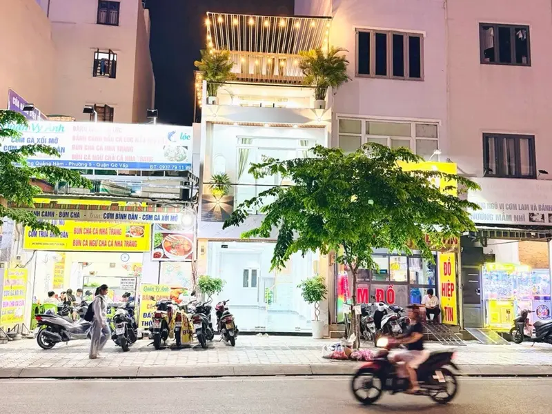 MẶT TIỀN DƯƠNG QUẢNG HÀM – KINH DOANH SẦM UẤT 🔥
💥 56M² – NGANG 4M – CÓ HẦM – 1 TRỆT 2 LẦU + SÂN... Bán nhà mặt phố tại An Nhơn, Hồ Chí Minh 01