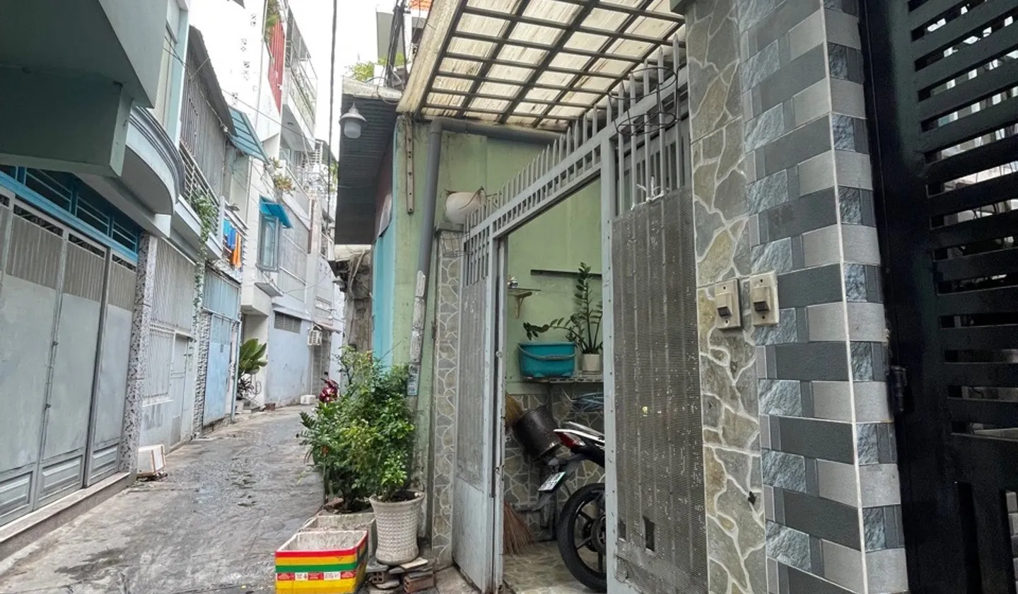 Cơ hội sở hữu nhà 4 tầng cho thuê 15 triệu/tháng sát Q10 khu chợ vải Lạc Long Quân - Hồng Lạc... Bán nhà riêng tại Bảy Hiền, Hồ Chí Minh 01
