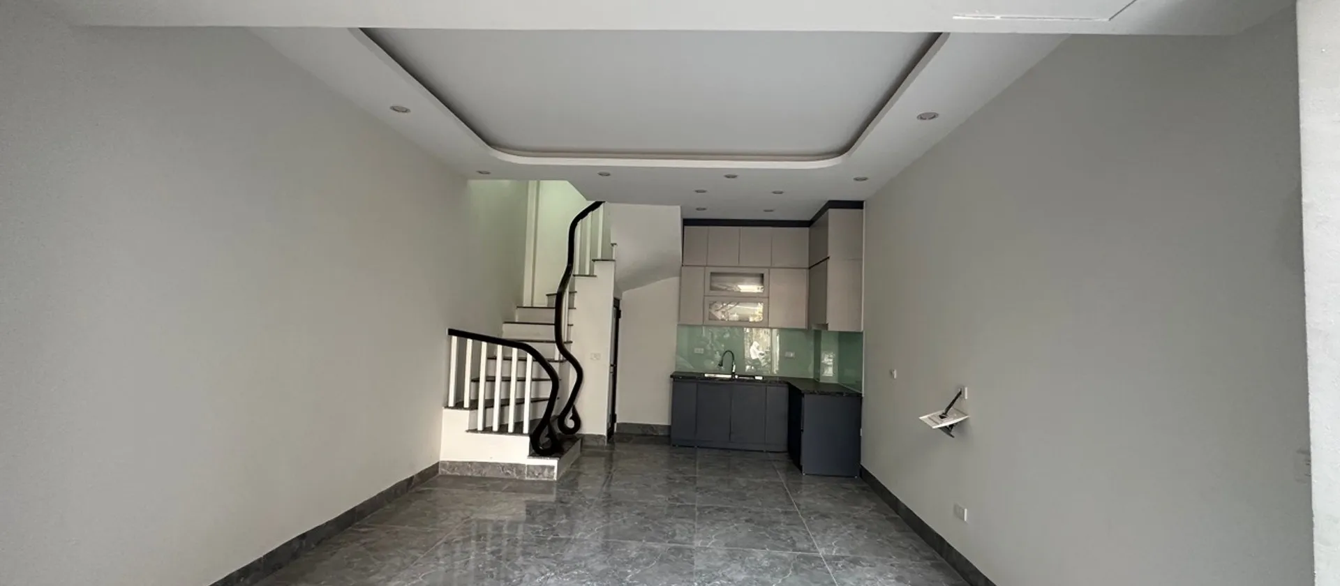 Bán nhà riêng 5 tầng tại phường Long Biên, Hà Nội với sân rộng và ô tô đỗ cổng... Bán nhà riêng tại Long Biên, Hà Nội 01