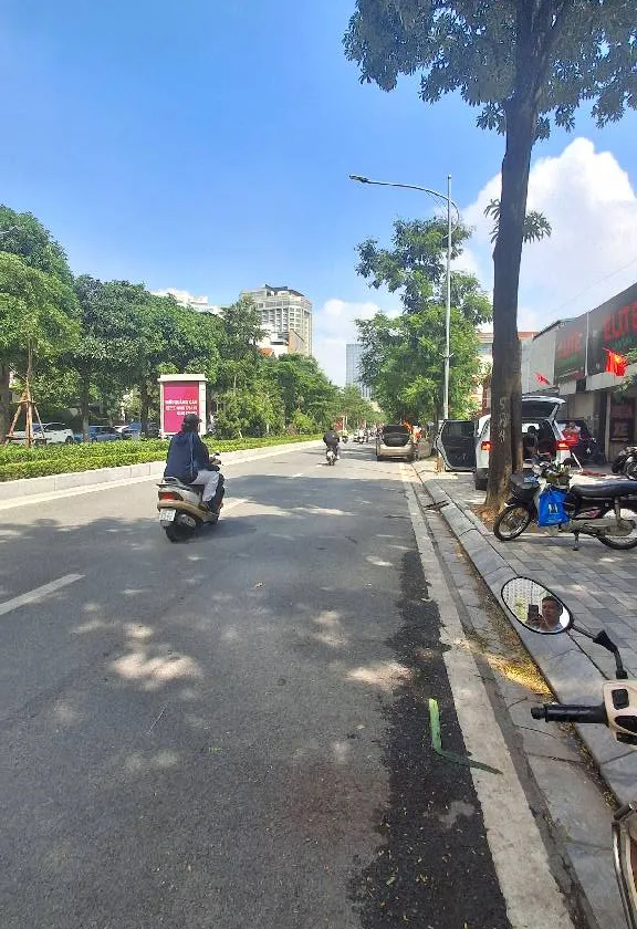 Bán nhà mặt phố Lạc Long Quân diện tích 103 m2, vỉa hè rộng, vị trí trung tâm... Bán nhà mặt phố tại Tây Hồ, Hà Nội 01