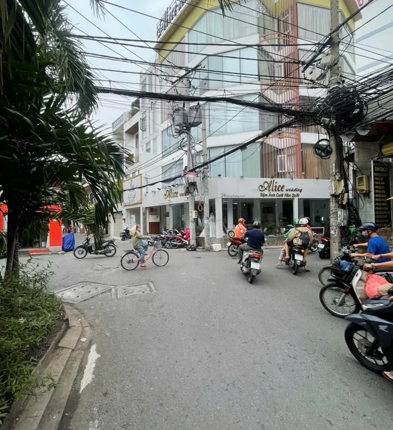Nhà mặt phố kinh doanh rộng rãi tại Quận Tân Bình giá ưu đãi... Bán nhà mặt phố tại Bảy Hiền, Hồ Chí Minh 01
