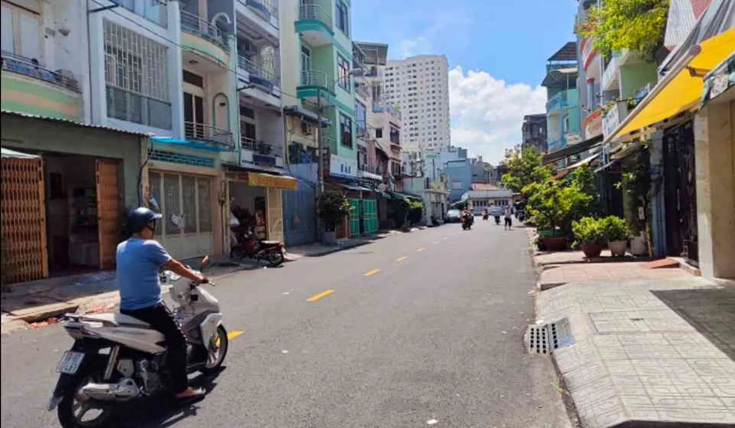 Nhà 3 tầng tiện nghi ngay trung tâm quận 11... Bán nhà riêng tại Minh Phụng, Hồ Chí Minh 01