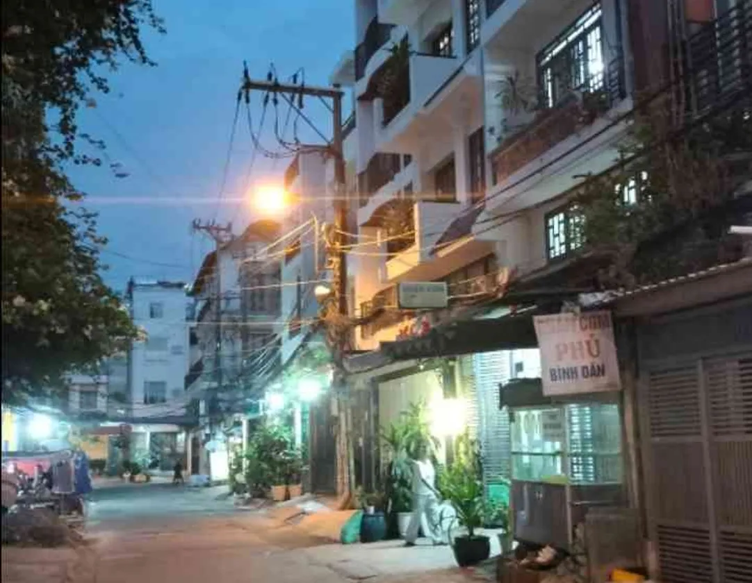 Cơ hội sở hữu nhà Giáp Q1 Mặt tiền kinh doanh 4 tầng Dương Bá Trạc Ngang 4.1m giá tốt Chỉ 8 tỷ tí... Bán nhà riêng tại Chánh Hưng, Hồ Chí Minh 01