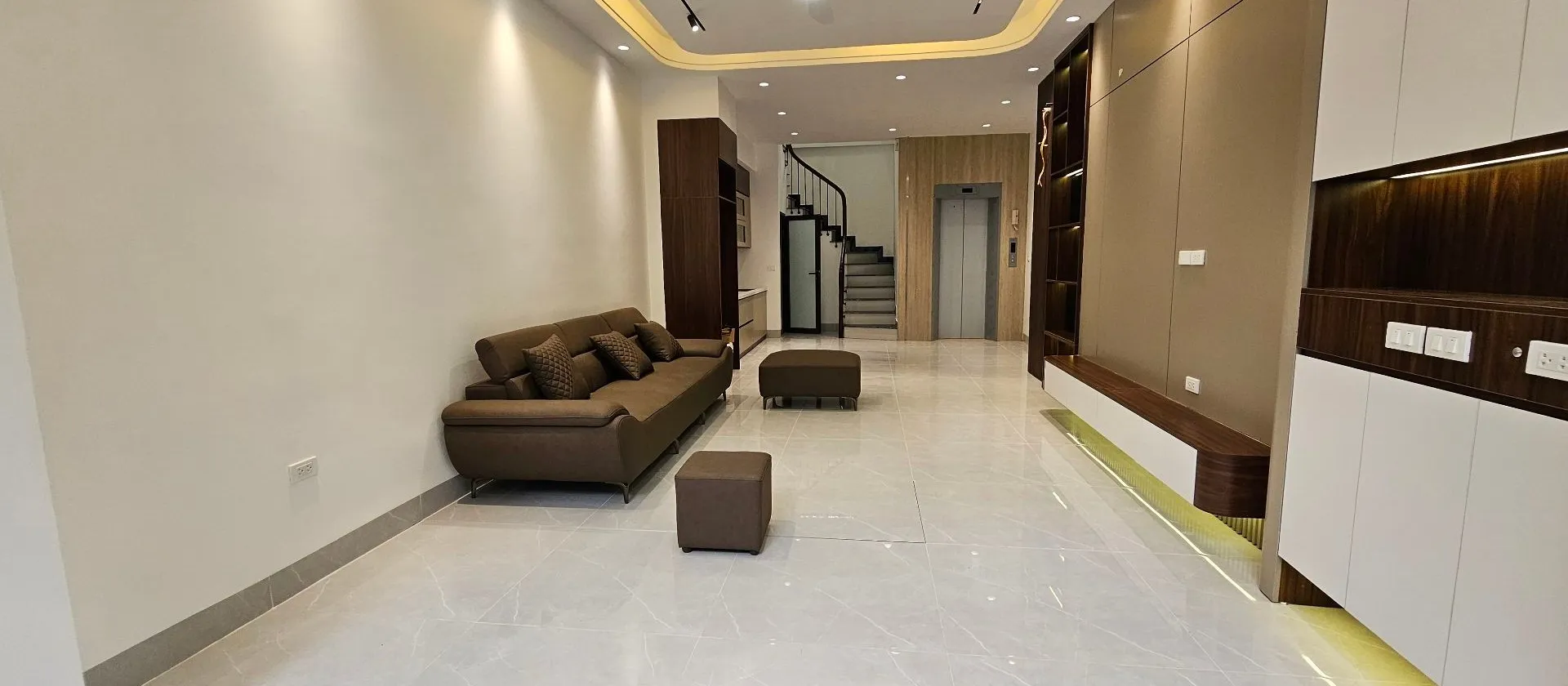 CHỦ NHÀ CHUẨN BỊ SANG ÚC ĐỊNH CƯ CẦN BÁN GẤP -THANG MÁY XỊN TẠI LONG BIÊN... Bán nhà riêng tại Việt Hưng, Hà Nội 01