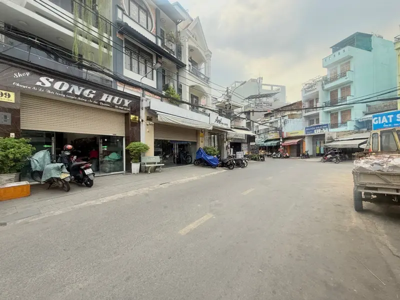 MT NGUYỄN DU – GẦN 100M² – NGANG 4,6M – 4 TẦNG BTCT
📐 4,6 × 21m | Vuông đẹp
🏢 1 trệt + 2 lầu + ST... Bán nhà mặt phố tại Hạnh Thông, Hồ Chí Minh 01