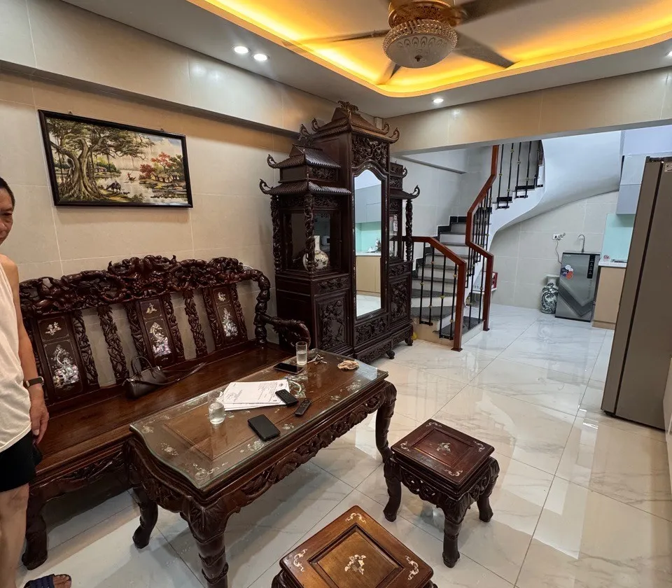 TRƯỚC NHÀ SÂN RỘNG ĐỂ 10 CÁI XE MÁY-GẦN PHỐ NGUYỄN LƯƠNG BẰNG-NGÃ 6 Ô CHỢ DỪA-5 TẦNG ĐẸP-9 TỶ... Bán nhà riêng tại Đống Đa, Hà Nội 01