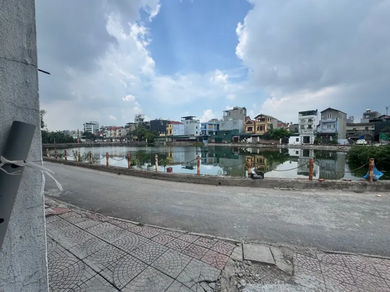 LÔ ĐẤT ĐẸP BÁT KHỐI- SẴN DÒNG TIỀN HÀNG THÁNG – VIEW HỒ – VỈA HÈ – SÁT CHÂN CẦU 🏡... Bán đất tại Long Biên, Hà Nội 01