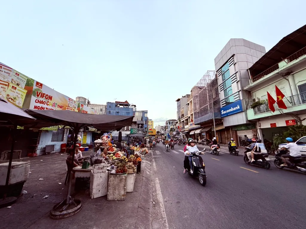 Nhà lô góc kinh doanh sầm uất, giá hấp dẫn chỉ 13.5 tỷ... Bán nhà riêng tại Hòa Hưng, Hồ Chí Minh 01