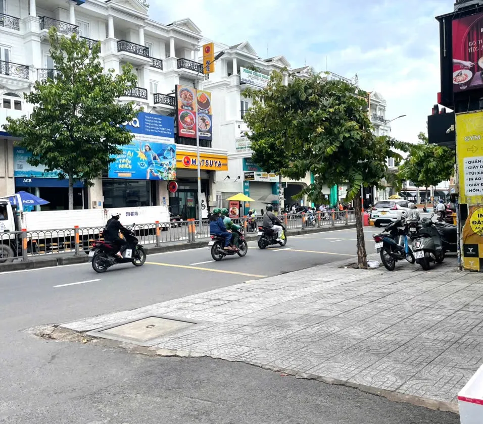 HXH Ngay Emart Phan Văn Trị Gò Vấp. DT 5.2x17m. Trệt + lửng + 2PN +4 phòng cho thuê.Chỉ nhỉnh 10 tỷ... Bán nhà riêng tại An Nhơn, Hồ Chí Minh 01