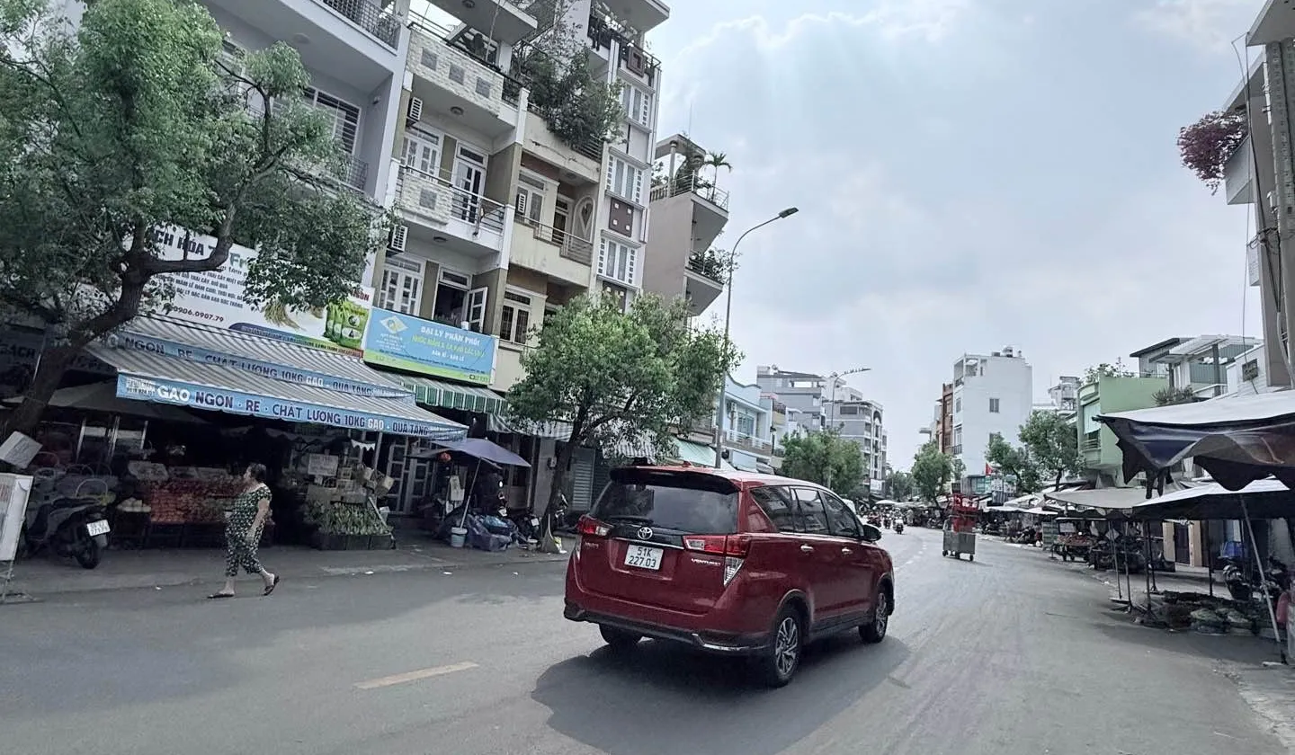 Ngôi nhà diện tích lớn , gần mặt tiền, nở hậu tài lộc , trung tâm bình thạnh.... Bán nhà riêng tại Bình Lợi Trung, Hồ Chí Minh 01