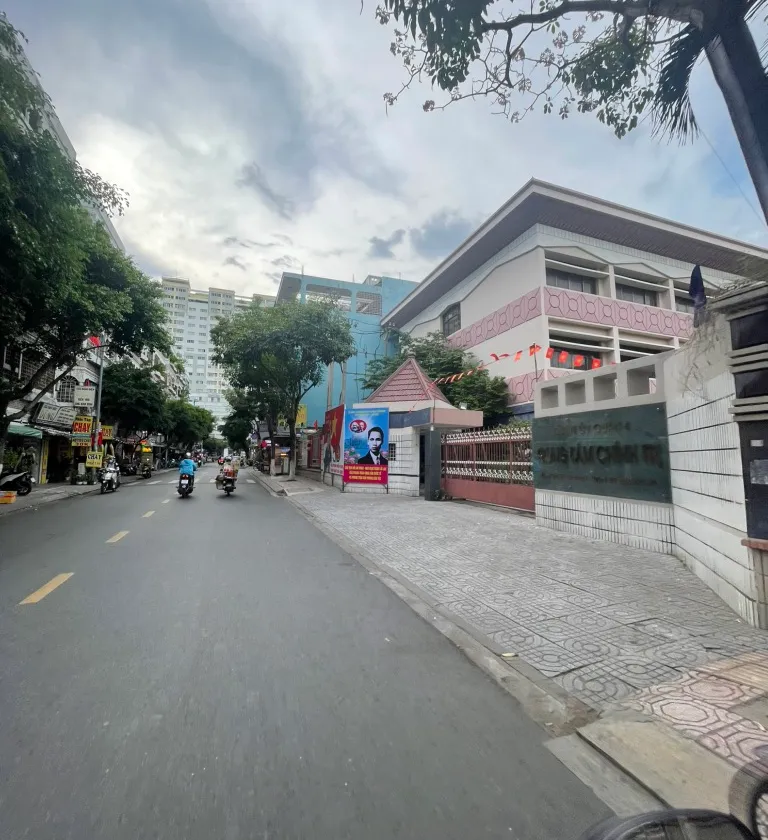 Ngay Trường Đảng - 5 Tầng - Ngang hơn 5m - 12 tỷ nhỉnh - Full nội thất xin sò - Sổ vuông vức đẹp... Bán nhà mặt phố tại Khánh Hội, Hồ Chí Minh 01