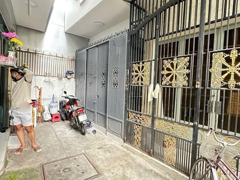 Nhà 2 tầng- hẻm xe hơi- gần chợ rạch cat-chỉ nhỉnh 3ty chút xíu... Bán nhà riêng tại Phú Định, Hồ Chí Minh 01