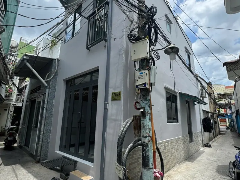 Nhà góc 2PN đẹp ngay trung tâm, di chuyển thuận tiện... Bán nhà riêng tại Chánh Hưng, Hồ Chí Minh 01