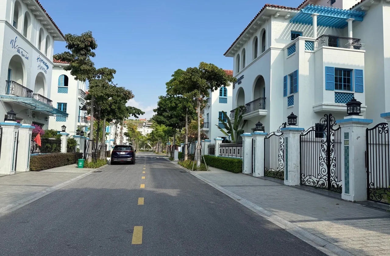 Bán biệt thự liền kề tại phường Bãi Cháy, Quảng Ninh với diện tích 226.7 m² và pháp lý cơ sở... Bán biệt thự, liền kề tại Bãi Cháy, Quảng Ninh 01