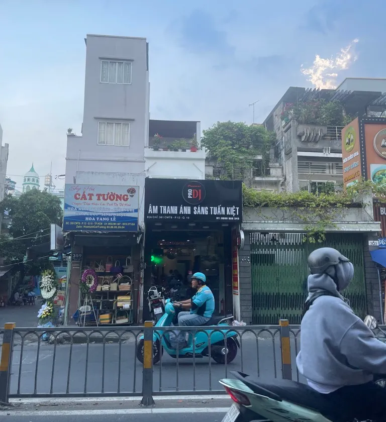 Nhà mặt phố trung tâm Quận 10 giá hấp dẫn, ngay khu kinh doanh sầm uất... Bán nhà mặt phố tại Hòa Hưng, Hồ Chí Minh 01