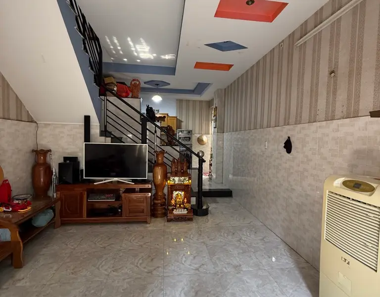 Nhà 2 tầng xinh lung linh ở Tân Bình, sẵn sàng vào ở ngay... Bán owner_side tại Tân Hòa, Hồ Chí Minh 01