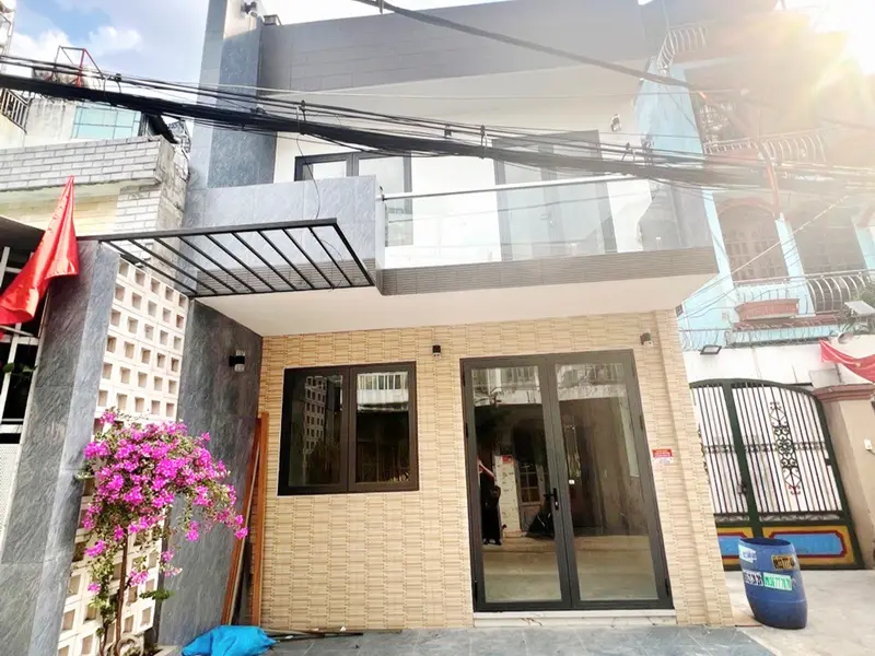 🔥 CHỦ NHIỆT BÁN🔥
 💰GIÁ MỚI CHỈ HƠN 4TỶ(TL).
🏡NHÀ 3 TẦNG_ 5.2M x 13M_MỚI ĐẸP Ở NGAY_HẺM XE HƠI S... Bán nhà riêng tại Trung Mỹ Tây, Hồ Chí Minh 01