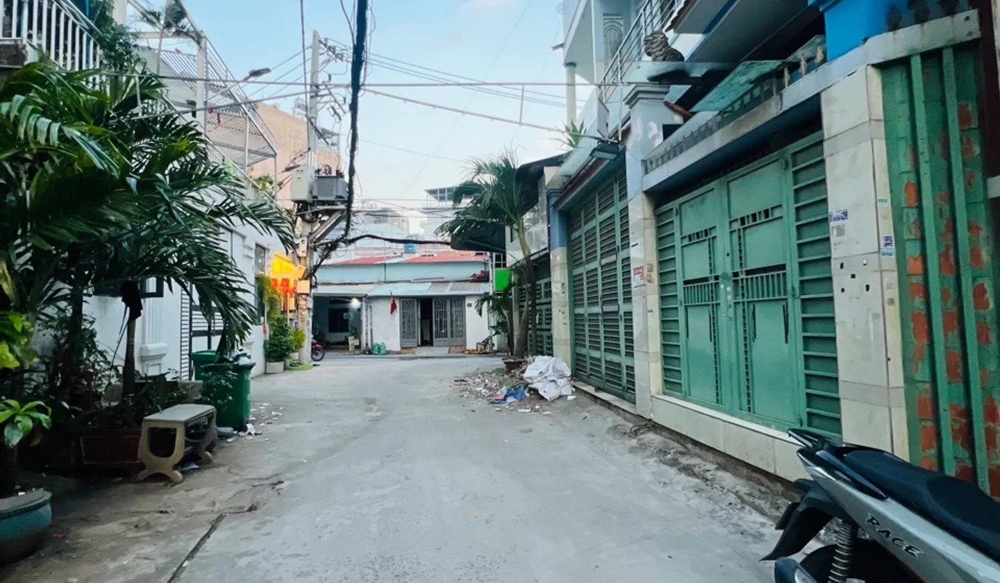 VỊ TRÍ VÀNG – XE HƠI NGỦ TRONG NHÀ – 2 MẶT HẺM XE 🚘 TRÁNH, THÔNG RA KÊNH THAM LƯƠNG 🔥... Bán nhà riêng tại Bình Hưng Hòa, Hồ Chí Minh 01