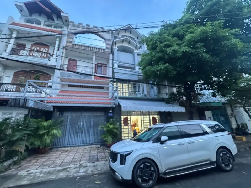 Nhà mặt phố 4 tầng rộng 100m² tại Phường An Lạc, Hồ Chí Minh với thiết kế lệch tầng tiện nghi... Bán nhà mặt phố tại An Lạc, Hồ Chí Minh 01