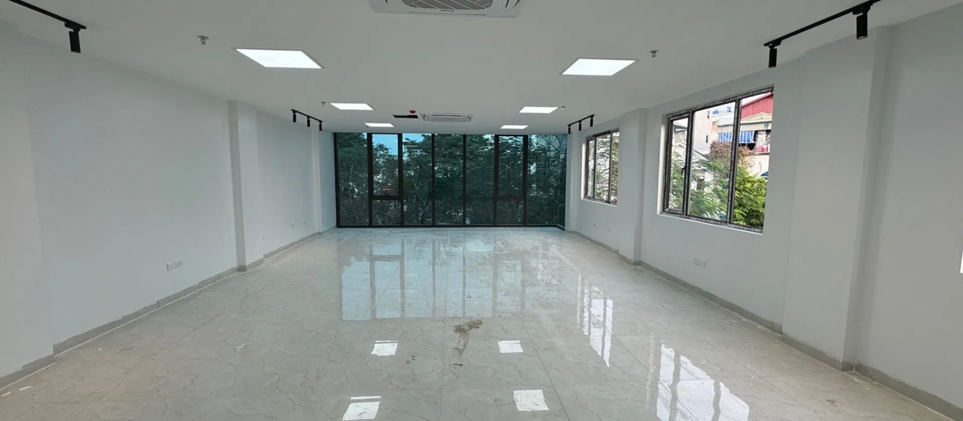 Bán văn phòng 7 tầng tại Cổ Linh, mặt tiền rộng, vị trí trung tâm... Bán văn phòng tại Long Biên, Hà Nội 01