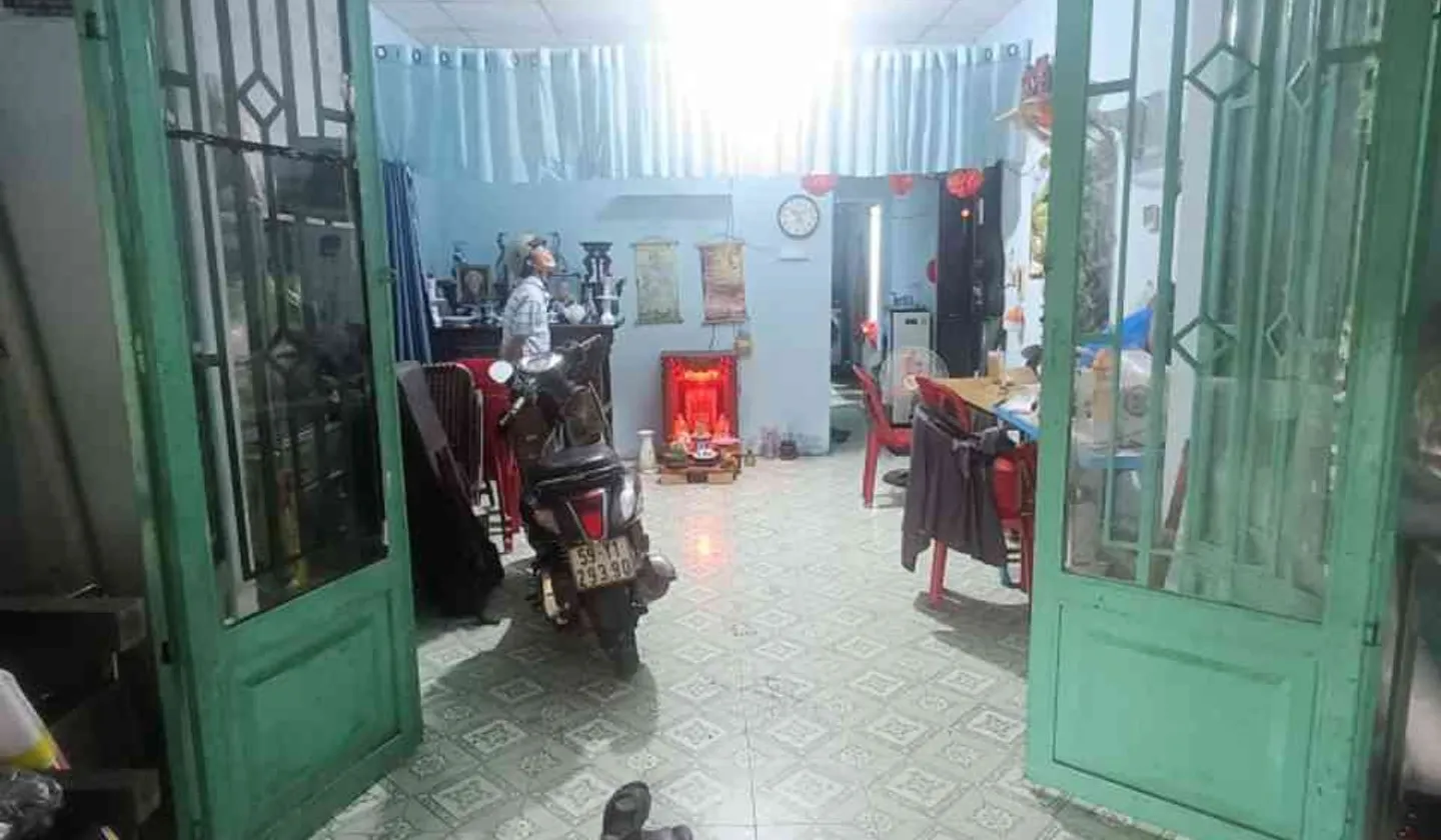 Bán nhà mặt phố tại quận với mặt tiền rộng, giá 2,4 tỷ đồng... Bán nhà mặt phố tại Hóc Môn, Hồ Chí Minh 01