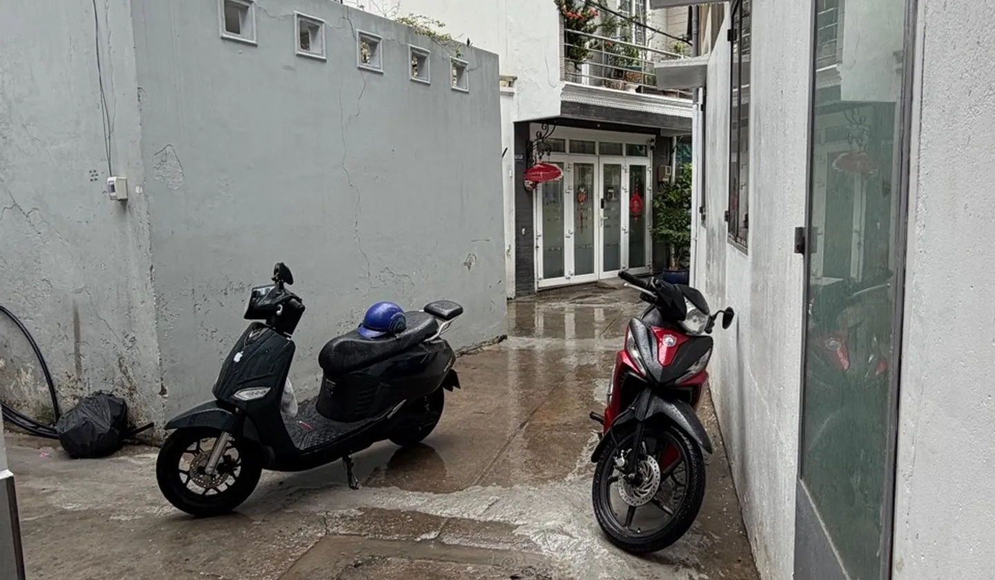 Nhà 2 tầng hẻm rộng, gần chợ Hoàng Hoa Thám, tiện di chuyển... Bán nhà riêng tại Hạnh Thông, Hồ Chí Minh 01