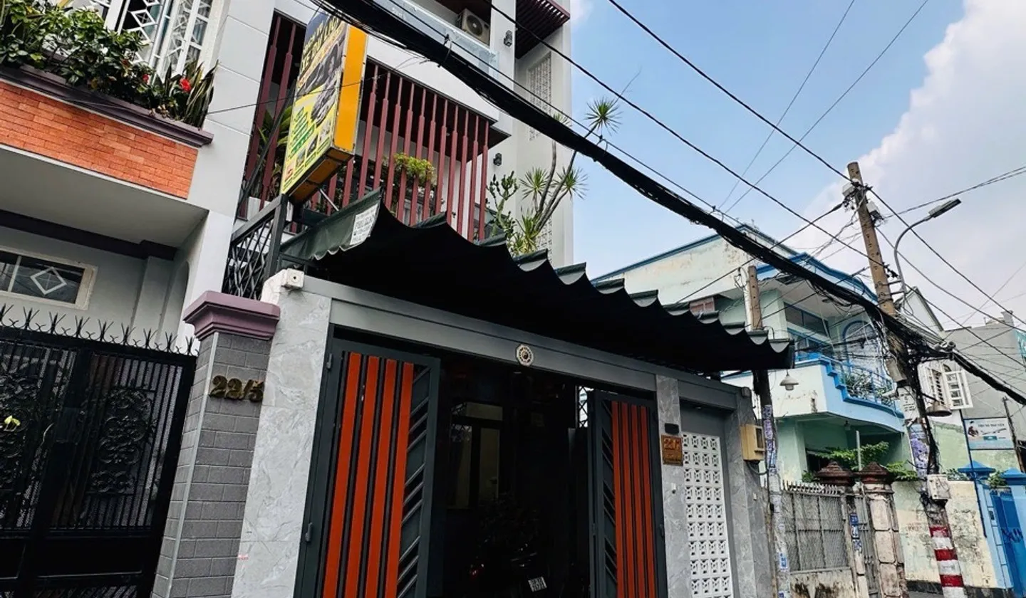 GIẢM 1 TỶ – GIÁ MỚI 17,5 TỶ – BIỆT PHỦ GẦN CÔNG VIÊN LÀNG HOA
🏡 6 × 18m | 108m² | 1 trệt + 3 lầu... Bán nhà riêng tại Thông Tây Hội, Hồ Chí Minh 01